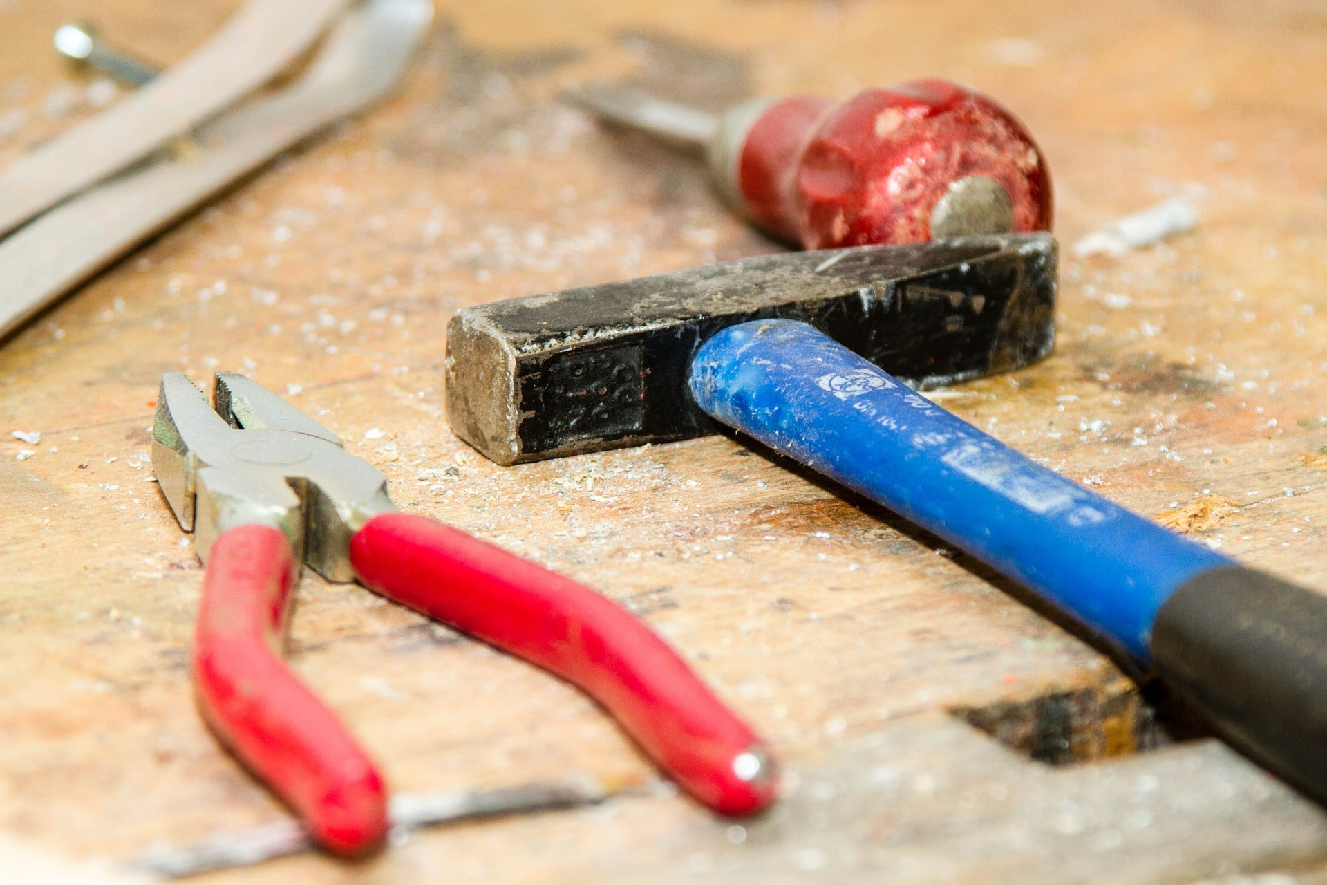 Für einen Handwerker gibt es sicher originellere Geschenke als Hammer und Zange.