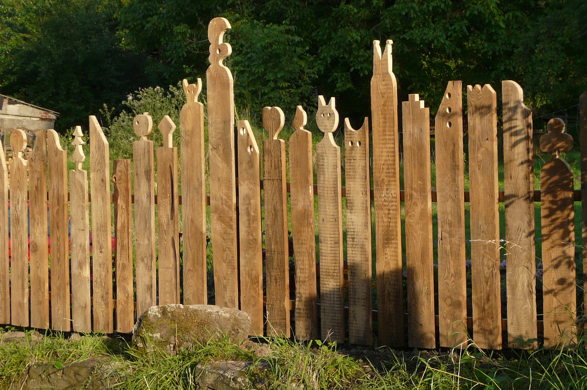 Ein Zaun bietet guten Sichtschutz, falls die Zaunpfähle richtig verankert sind.