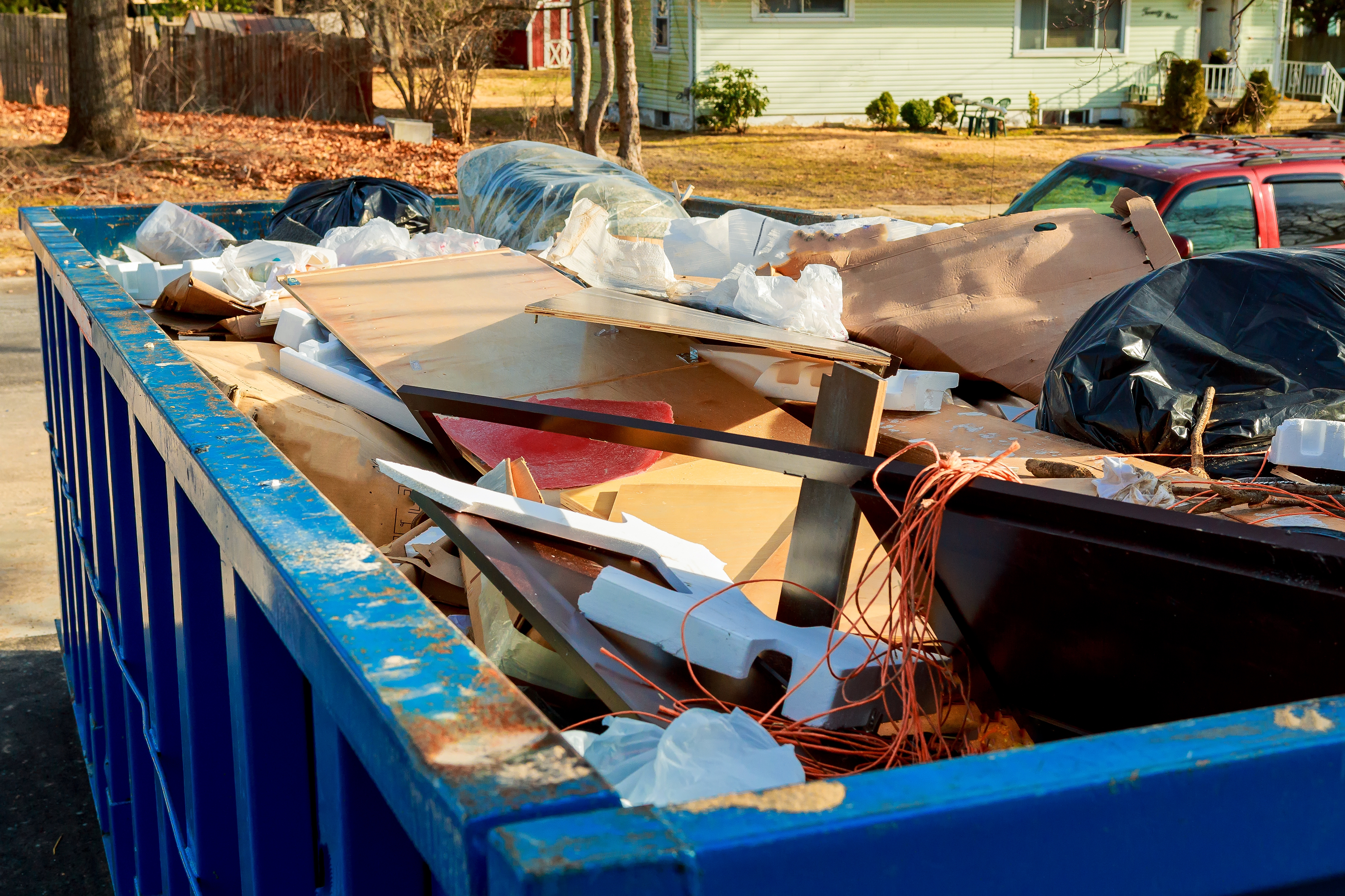 Die Entrümpelung eines Hauses oder einer Wohnung ist so gut wie nie ohne Container möglich.