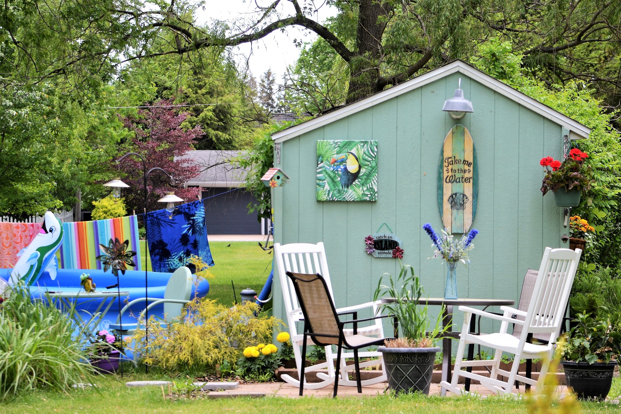 Ein Gartenhaus mit Blech zu decken ist oft sinnvoll und recht einfach. Foto: maginnis via Twenty20