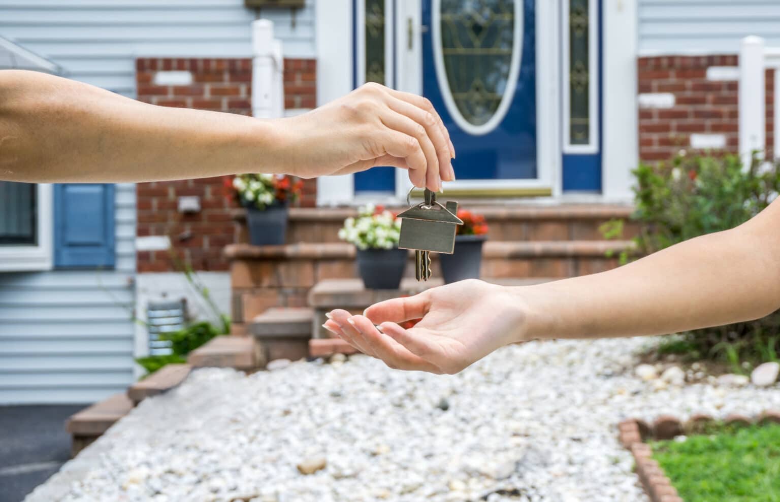 Einen Makler für Kauf und Verkauf von Immobilien finden Haus, Hof