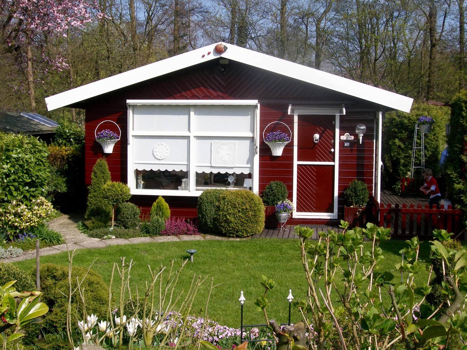 Das Gartenhaus steht sicher auf einem Pfahlfundament. Foto sunemilysun via Twenty20