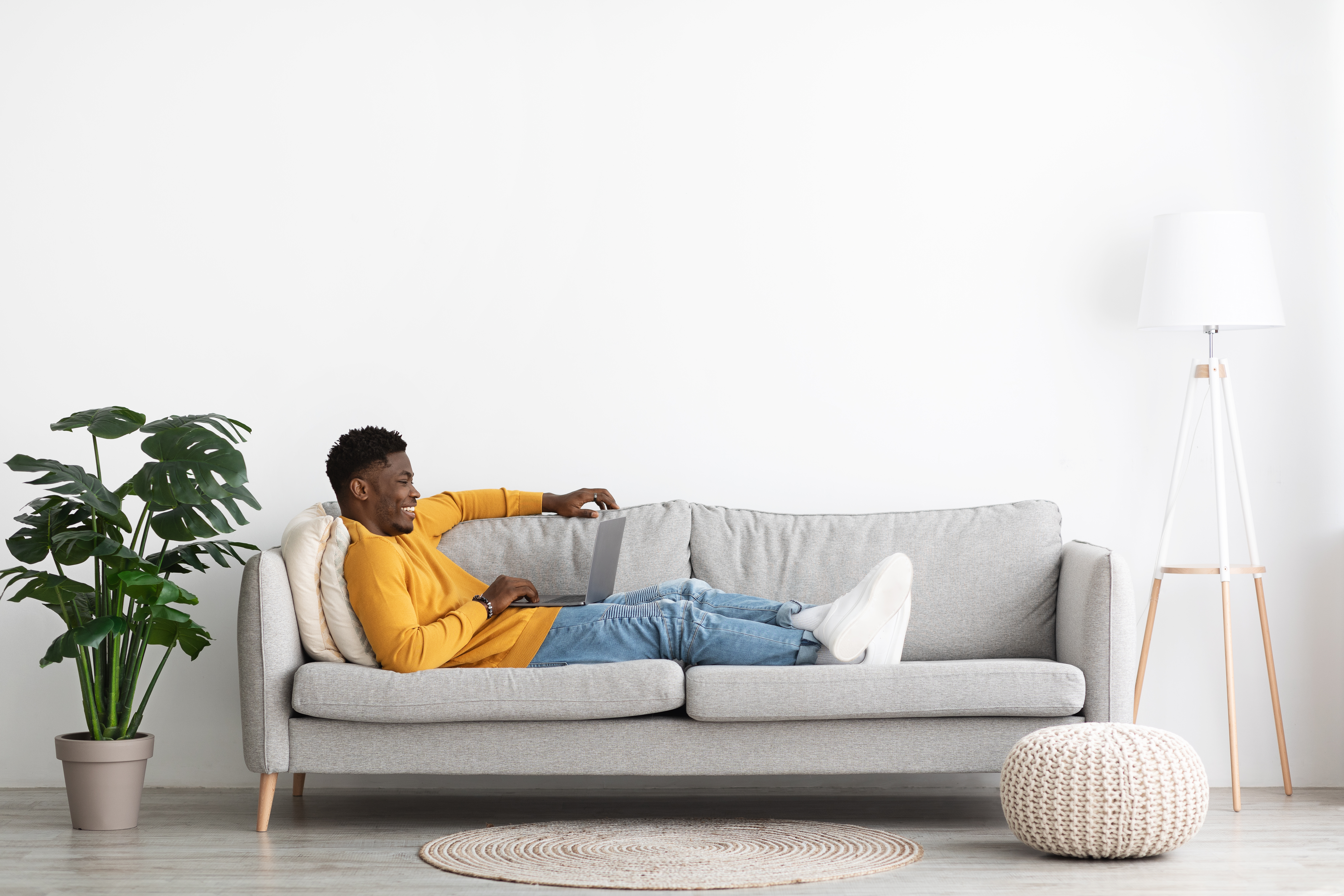 Bequem und pflegeleicht sollte ein Sofa sein. Foto Prostock-studio via Envato