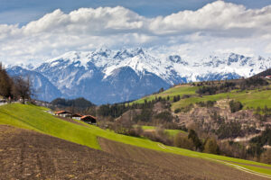 Die Atmosphäre der Alpen läßt sich problemlos ins eigene Zuhause zaubern. Foto nzooo via Envato
