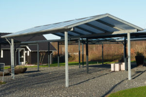 Ein idealer Carport für eine Solarbedachung. Foto @depositphotos