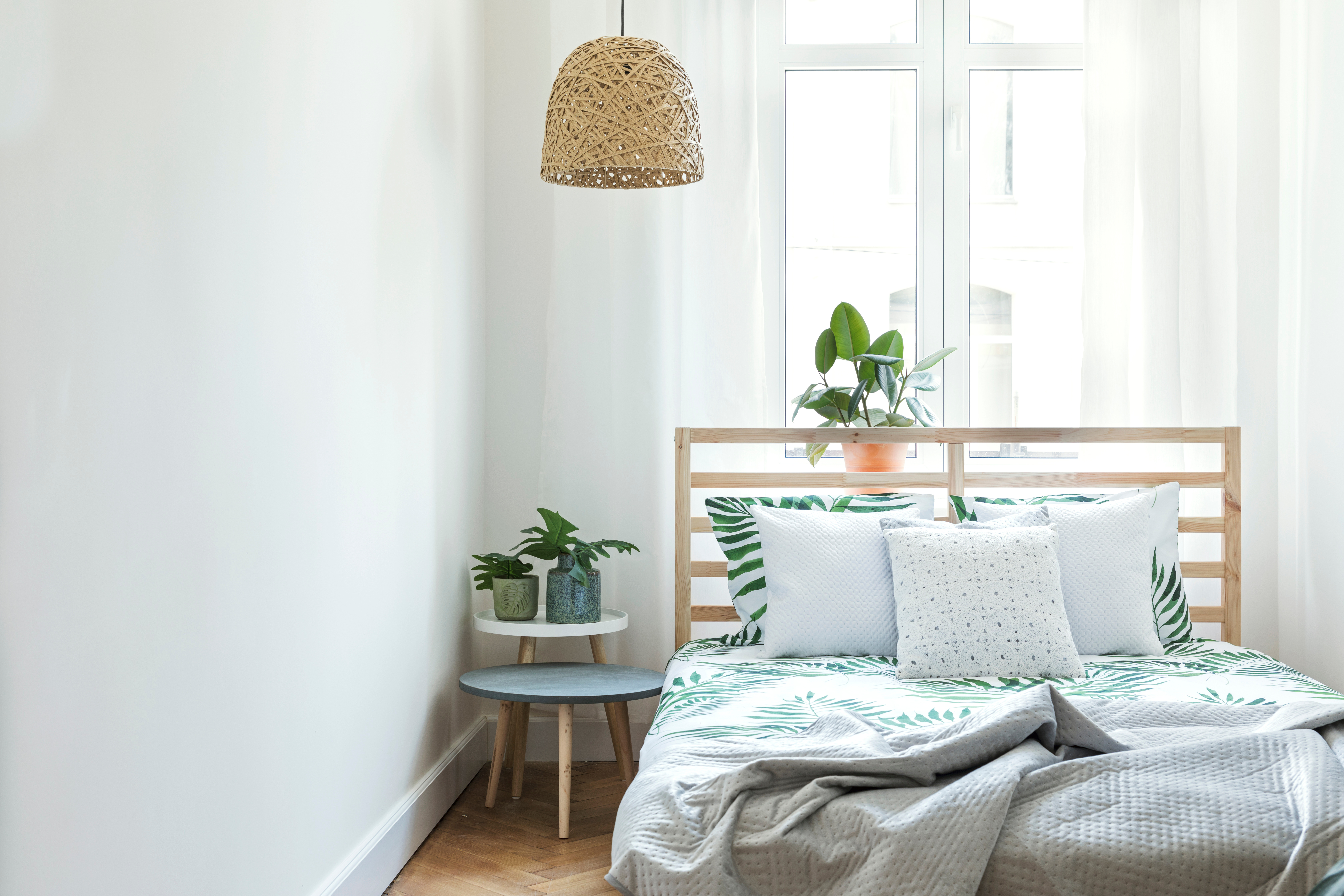 Mit ein paar originellen Ideen lässt sich auch ein kleineres Gästezimmer gemütlich einrichten. Foto: ©FollowTheFlow /stock adobe