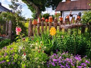 Der passende Gartenzaun hängt nicht zuletzt von der Grundstücksgröße ab. Foto: vsnyder / stock adobe