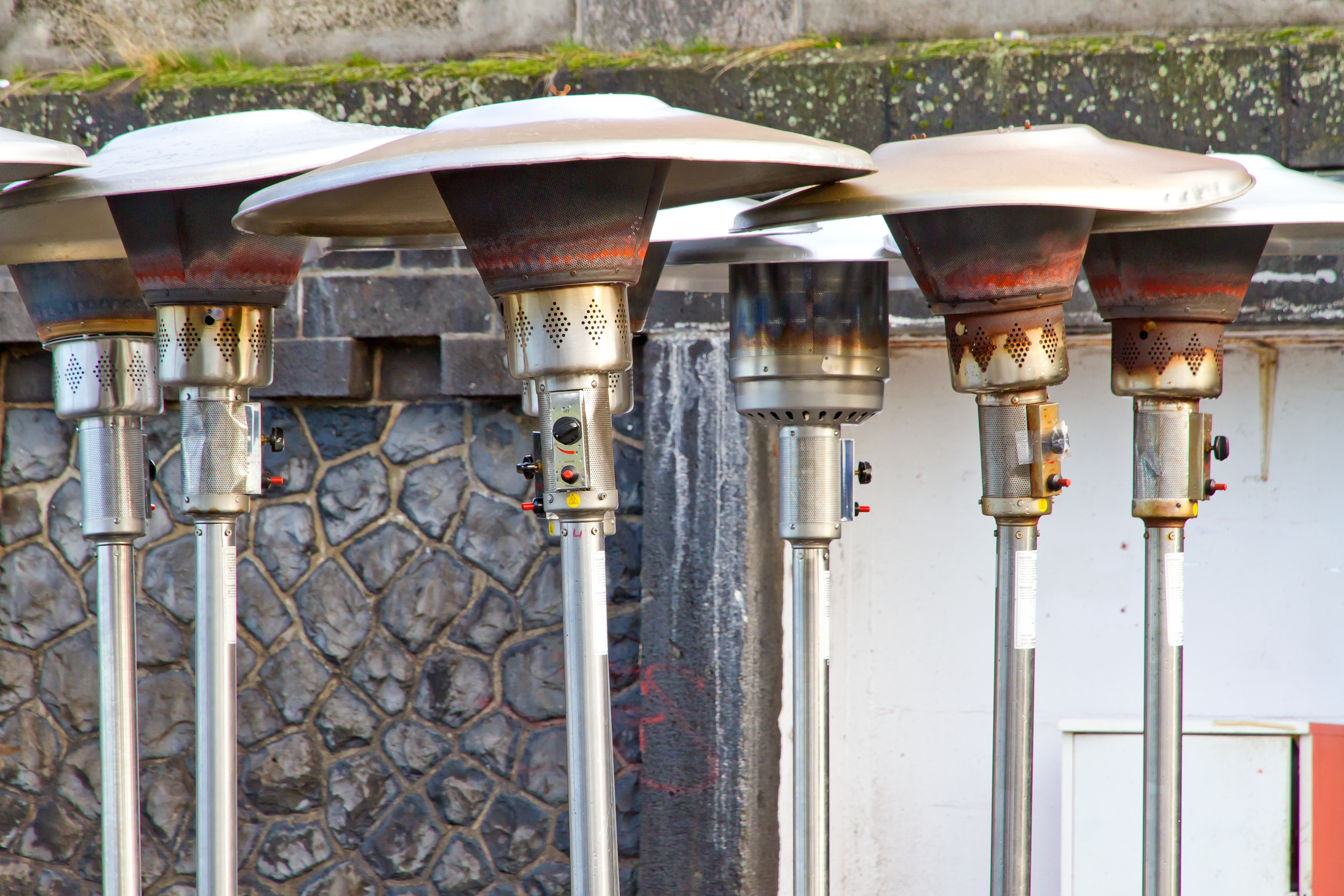 Heizpilze sind eine Möglichkeit, die Terrasse zu beheizen. Foto © Jürgen Fälchle stock adobe